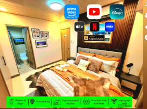 Elegant Corner Unit 2BR Condo with King Bed, Pool, Jacuzzi, LiveTV,HBO Max, 270 Mbps & Free Parking Near MOA